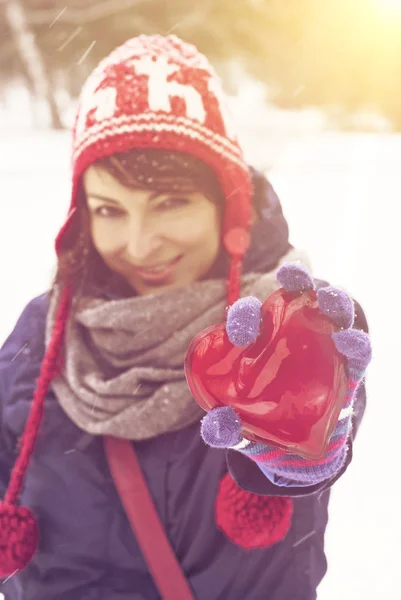 Joven mujer encantadora con corazón rojo — Foto de Stock