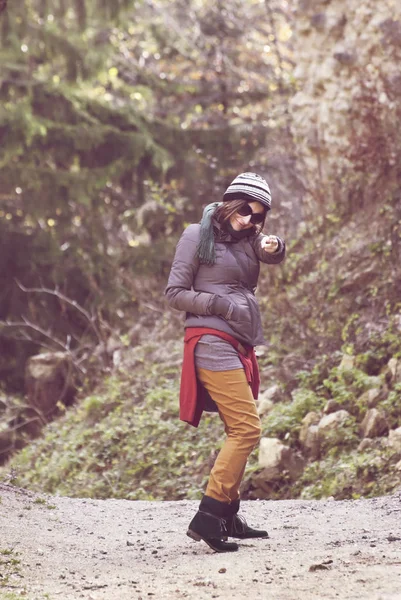 Giovane donna turistica in posa su un sentiero forestale — Foto Stock