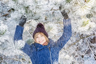Karlı iğne yapraklı ağaç, kış Burak altında genç gülümseyen kadın