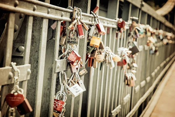 Kärlek lås på metalliska staketet, vintage filter — Stockfoto