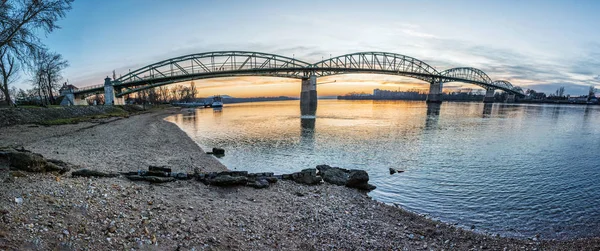 Sturovo、夕日のシーンにエステルゴムからマリア ・ ヴァレリア橋 — ストック写真