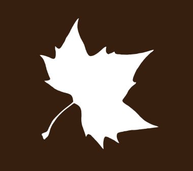 Akçaağaç yaprağı kahverengi zemin üzerine beyaz şekli