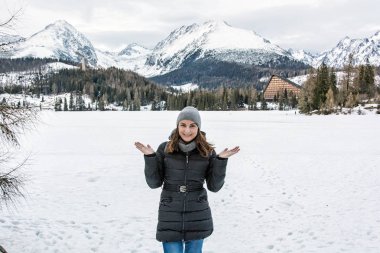 Gülümseyen turist kadın Strbske pleso resort, Slovakya, kış 