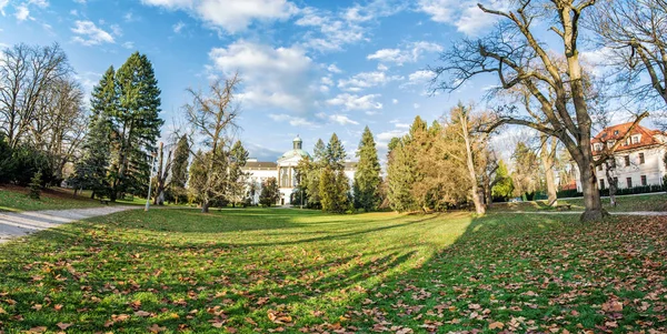 Topolcianky château avec parc en automne, Slovaquie, phot panoramique — Photo