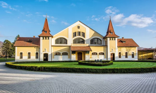 Edifício histórico da fazenda nacional de garanhões, Topolcianky, Eslováquia — Fotografia de Stock