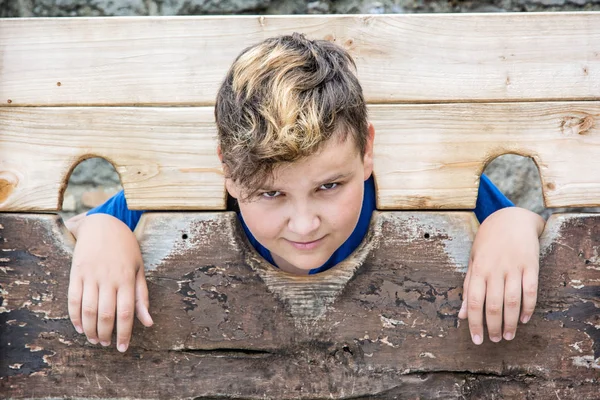 Giovane ragazzo caucasico in gogna medievale — Foto Stock