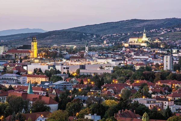 Nitra cidade, Eslováquia, cena urbana da noite — Fotografia de Stock