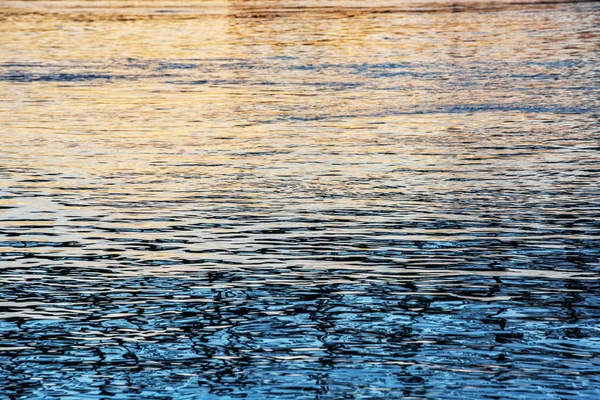 Wateroppervlak van de rivier Donau in de zonsondergang — Stockfoto