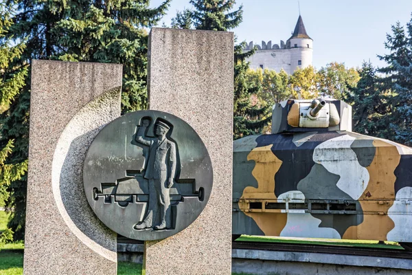 Tren blindado con escultura y castillo en Zvolen, Eslovaco —  Fotos de Stock