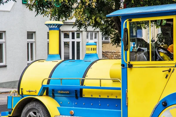 Trem colorido turístico urbano na cidade de Piestany, Eslováquia — Fotografia de Stock