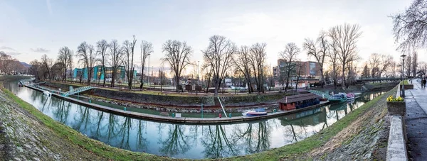 Panoramische foto van de waterkant in Esztergom, Hongarije — Stockfoto