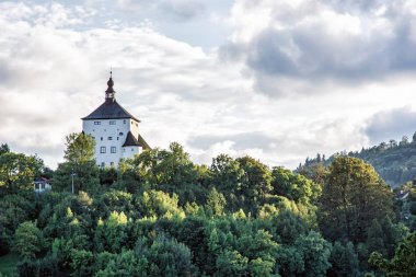 New Castle ile ormanda günbatımı, Banska Stiavnica. Slovakya