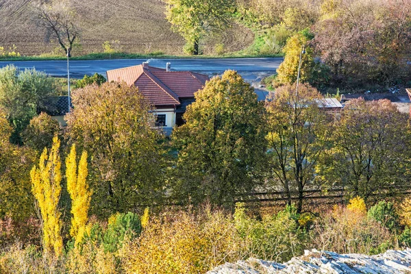 Höstens färgglada träd och hus på landet — Stockfoto