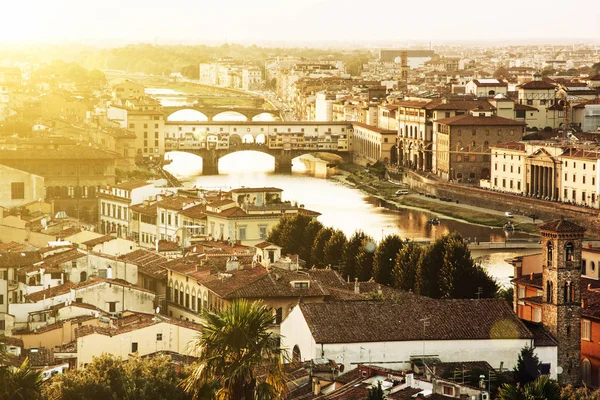 Florença com ponte incrível Ponte Vecchio, Itália, raios de sol — Fotografia de Stock