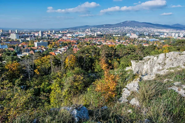 Nitra Stadt und Zobor Hügel, im Herbst, urbane Szene — Stockfoto
