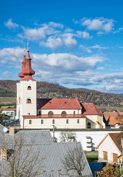 Chiesa cattolica romana nel villaggio di Divin, Slovacchia — Foto Stock