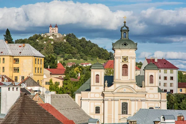 Kalvárie a kostel Nanebevzetí Panny Marie v Banské Štiavnice, Slovenská — Stock fotografie