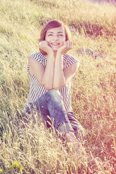 Sexy junge Frau auf der Wiese, Regenbogenfilter — Stockfoto