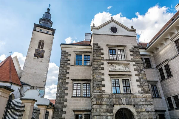 Chiesa di Santo Spirito e il castello, Telc — Foto Stock