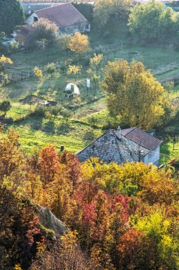 Kırsal sahnenin fotoğrafını ekrana kapatın