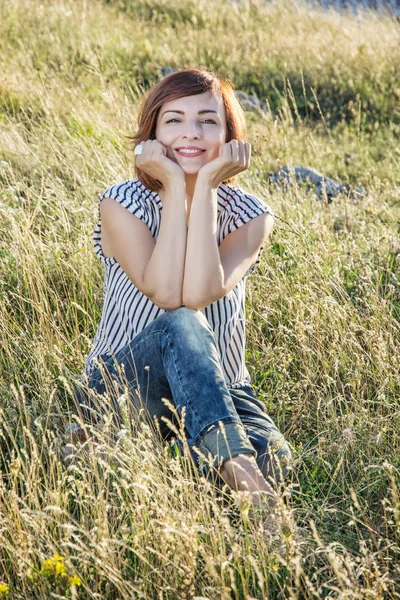 Sexy young woman in the meadow — Stock Photo, Image