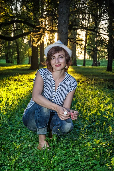 Donna naturale in posa con alberi in retroilluminazione soleggiata — Foto Stock