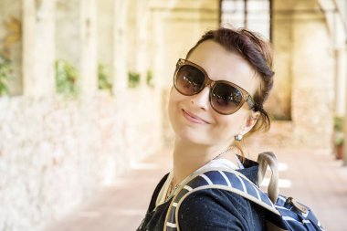 Neşeli kadın Ortaçağ koridorda Telc, Çek Cumhuriyeti