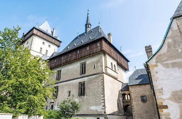 Karlstejn is een grote gotische burcht, Tsjechië — Stockfoto