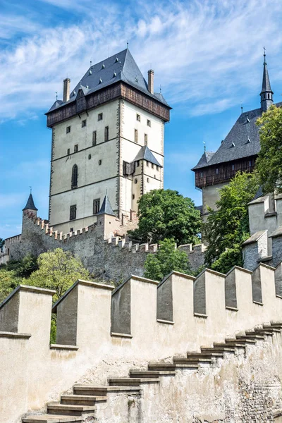 Karlstejn is een grote gotische burcht, Tsjechië — Stockfoto