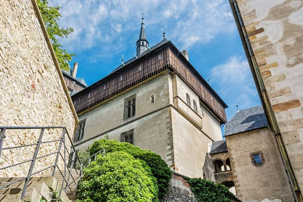 Karlstejn ist eine große gotische Burg, Tschechische Republik — Stockfoto