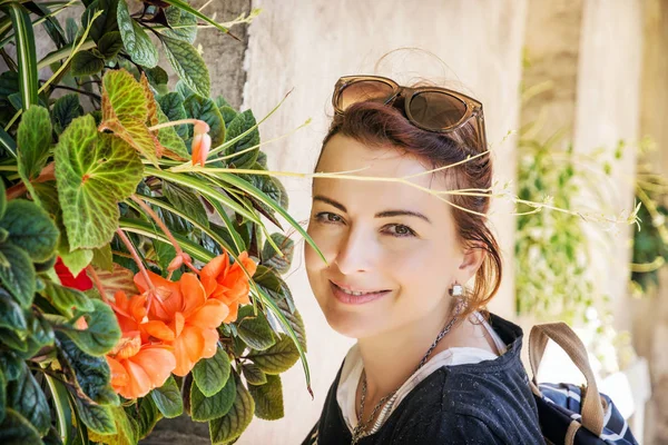 Freudige Frau posiert mit Blumen, telc, Tschechische Republik — Stockfoto
