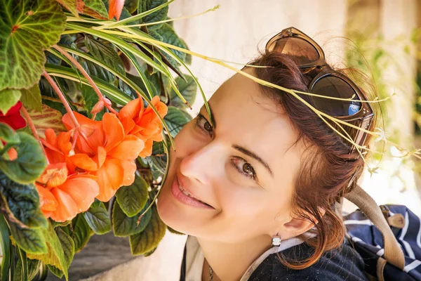 Vrolijke vrouw poseren met bloemen, Telc, Tsjechië — Stockfoto