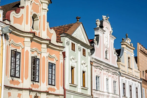 Place principale à Telc avec les célèbres maisons du XVIe siècle — Photo