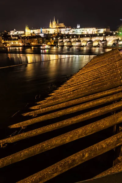 Пражский Град и Карлов мост зеркальное отражение в реке Влтава, рядом — стоковое фото