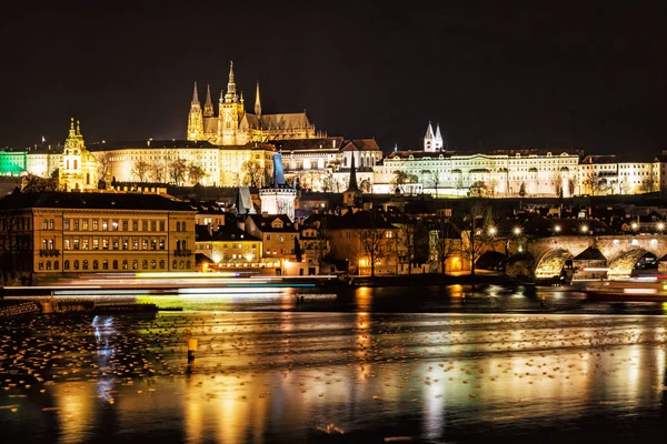 Castello di Praga e ponte Carlo rispecchiando nel fiume Moldava, vicino — Foto Stock