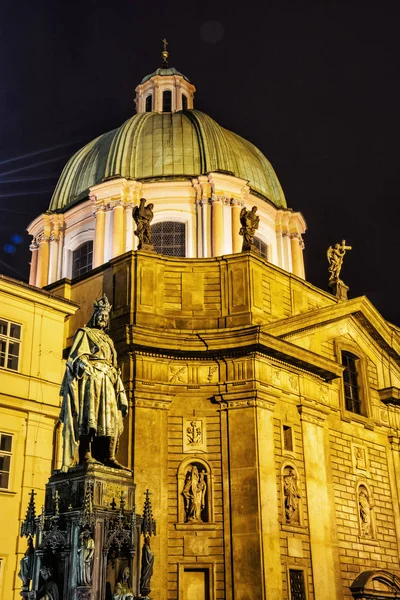 Standbeeld van Karel Iv en de kerk van Sint Franciscus van Assisi in de Pragu — Stockfoto