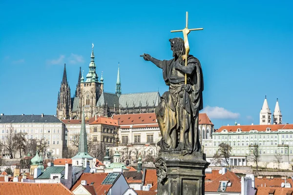 Statue of saint, Charles Bridge and Prague castle, Czech republi — Stock Photo, Image