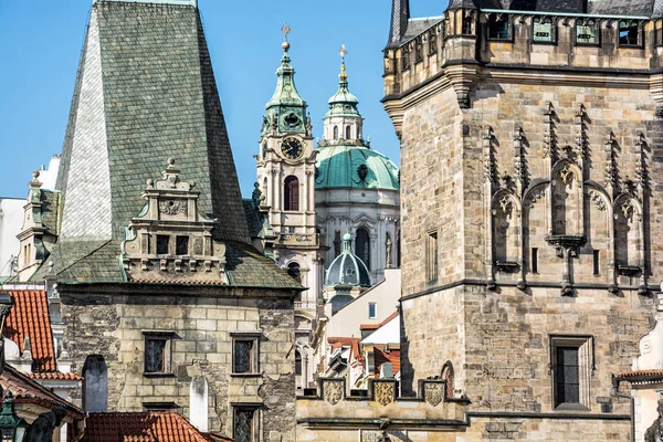 Pequeña torre del puente de la ciudad y la iglesia de San Nicolás, Praga —  Fotos de Stock