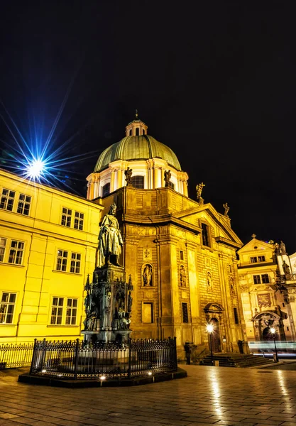 Standbeeld van Karel Iv en de kerk van Sint Franciscus van Assisi in de Pragu — Stockfoto