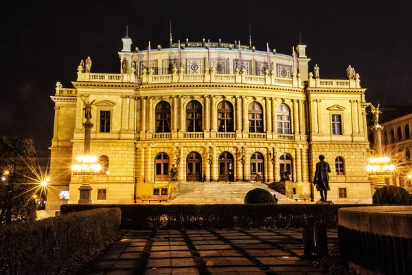 Rudolfinum - nachtbeeld, Praag, Tsjechisch Philharmonisch — Stockfoto