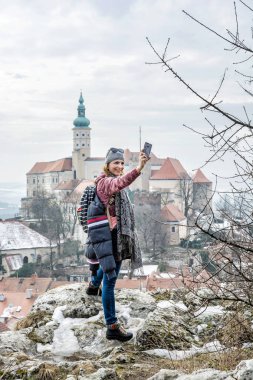 Turist kadın Mikulov Kalesi, Çek republ fotoğraf çekimi