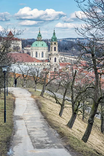 Εκκλησία του Αγίου Νικολάου από Λόφος Petrin, Πράγα, Τσεχική Δημοκρατία — Φωτογραφία Αρχείου