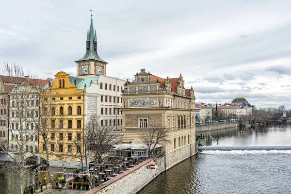 Casco antiguo Praga con el río Moldava desde el puente de Carlos —  Fotos de Stock