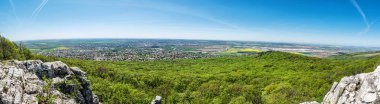 Zobor Hill, bahar zamanı Nitra şehrin panoramik görünüm