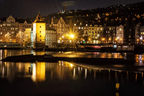 Malostranska Wasserturm am Ufer der Moldau, Prag — Stockfoto