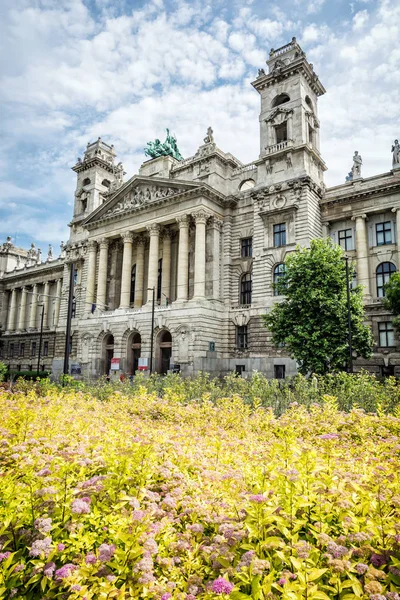 Εθνογραφικό Μουσείο και το κρεβάτι λουλουδιών, Βουδαπέστη — Φωτογραφία Αρχείου