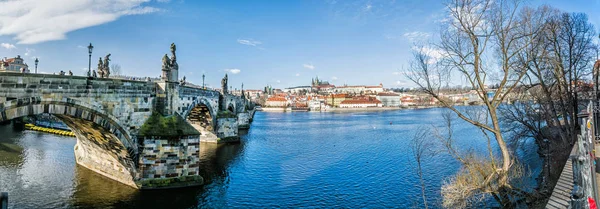 Pont Charles sur la rivière Vltava et le château de Prague — Photo