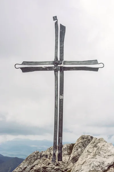 Крест в Большом Розсутеке, Маленькая Фатра, Словакия — стоковое фото