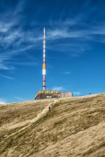 斯洛伐克Kralova Hola峰的电视发射机 — 图库照片