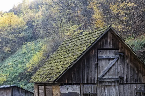 Stary dom w lesie liściastym jesienią, Reviste, Słowacja — Zdjęcie stockowe